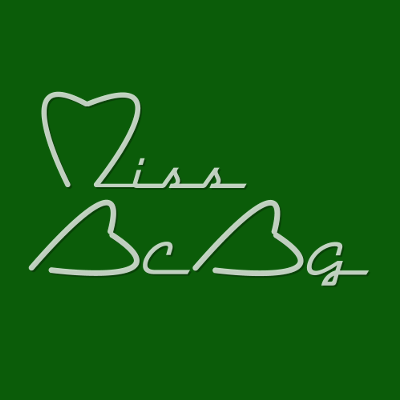 Miss BCBG Dark Green Square, par Xavier E. G. Dierick